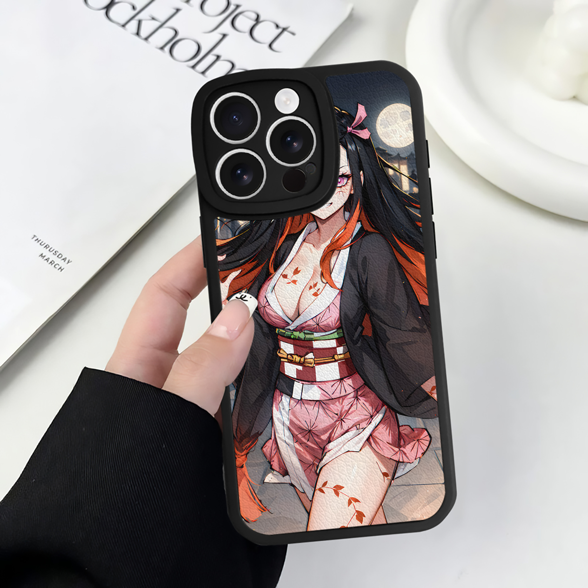 （画像用） 鬼滅の刃（きめつのやいば）竈門 禰󠄀豆子／かまど ねずこ Kamado Nezuko 【iPhone 16シリーズ対応】シリコンスマホケース（レザー調） 材質：シリコン